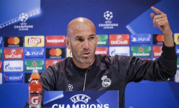 el-entrenador-del-real-madrid-el-frances-zinedine-zidane-durante-la-rueda-de-prensa-posterior-al-entrenamiento-que-el-equipo-ha-realizado-hoy-en-valdebebas-efe