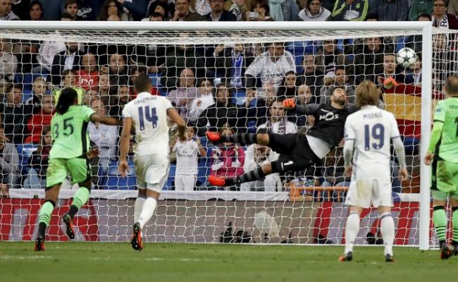 el-guardameta-del-sporting-de-lisboa-rui-patricio-intenta-detener-el-lanzamiento-de-falta-de-su-compatriota-el-delantero-del-real-madrid-cristiano-ronaldo-efe