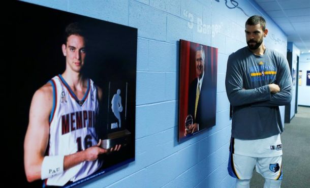 el-jugador-de-los-grizzlies-de-memphis-marc-gasol-observa-un-retrato-de-su-hermano-pau-antes-de-participar-el-evento-del-dia-de-prensa-del-equipo-efe