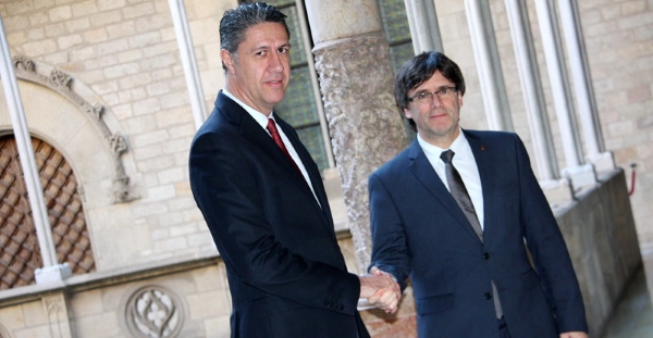 El líder del PP Catalán, Javier García Albiol (i) junto al presidente del gobierno de la coalición golpista catalanista JxSí, Carles Puigdemont Casamajó (d)... ACN
