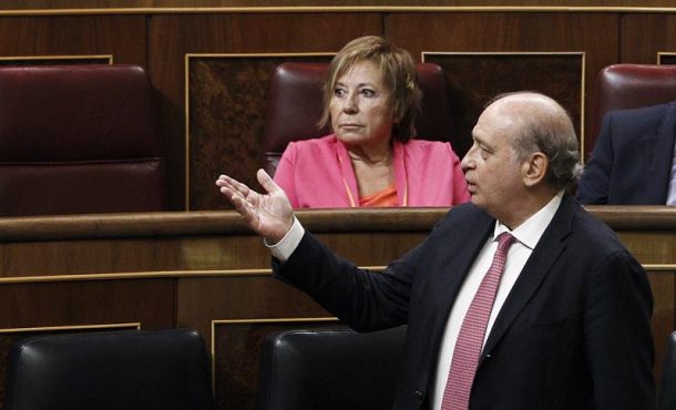 el-ministro-del-interior-jorge-fernandez-diaz-d-junto-a-la-diputada-celia-villalobos-durante-el-pleno-del-congreso-efe