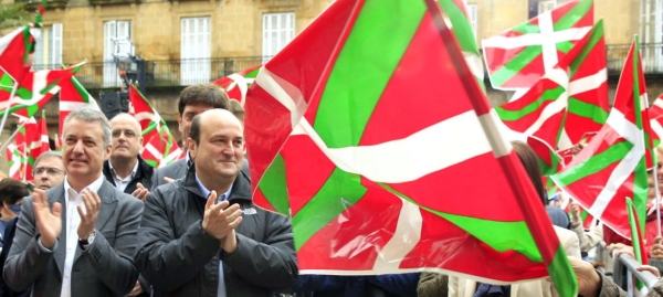 El presdente en funciones de la comunidad autónoma española del País Vasco, Íñigo Urkullu (i), y el presidente del PNV, Andoni Ortuzar (d)... Archivo Efe.