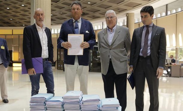 el-presidente-de-la-fundacion-toro-de-lidia-fdl-carlos-nunez-2i-momentos-antes-de-la-entrega-en-el-tribunal-constitucional-de-25-000-firmas-con-efe