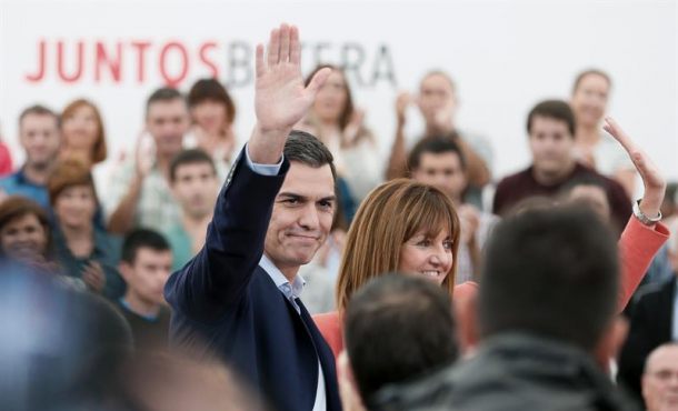 el-secretario-general-del-psoe-pedro-sanchez-d-junto-a-la-candidata-socialista-a-lehendakari-idoia-mendia-i-durante-un-acto-electoral-de-la-campana-vasca-celebrado-hoy-en-san-sebastian-efe