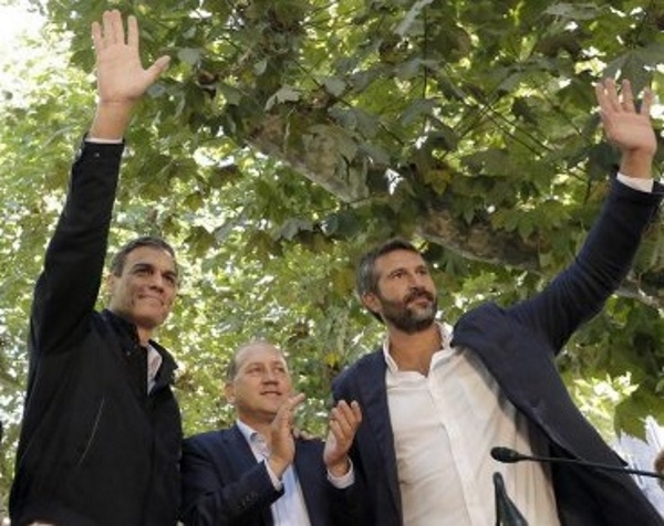 el-secretaro-general-del-psoe-pedro-sanchez-izq-acompanado-por-el-candidato-a-la-presidencia-de-la-xunta-joaquin-fernandez-leiceaga-izq-y-el-alcalde-de-la-ciudad-alberto-varela-efe