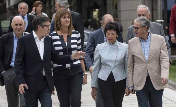 idoia-mendia-d-candidata-a-lehendakari-por-el-pse-acompanada-por-patxi-lopez-2i-antes-de-participar-en-un-acto-de-campana-celebrado-hoy-en-bilbao-efe