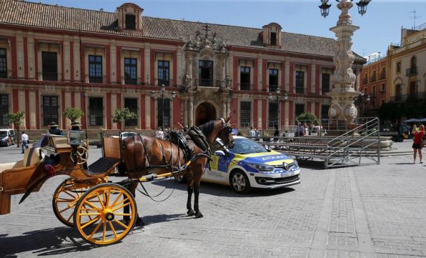 la-policia-local-de-sevilla-ha-detenido-a-un-hombre-de-unos-40-anos-despues-de-apunalar-mortalmente-a-otro-en-pleno-centro-sevillano-en-la-fotografia-efe