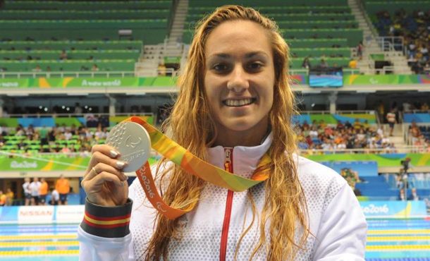 la-atleta-sarai-gascon-de-espana-celebra-con-su-medalla-de-plata-durante-la-competencia-de-natacion-200-m-sm9-durante-los-juegos-paralimpicos-rio-2016-en-el-parque-acuatico-efe