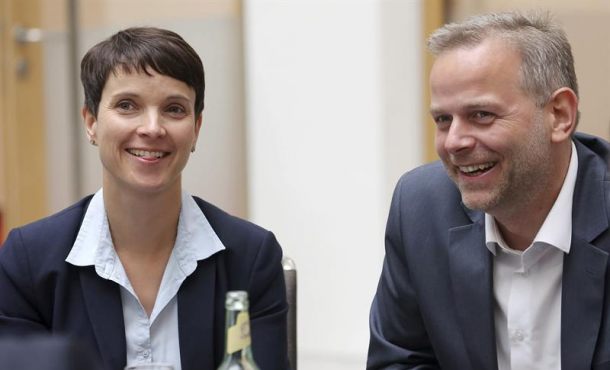 La líder del partido populista de derechas Alternativa para Alemania (AfD), Frauke Petry (i), y el líder de AfD en Mecklemburgo-Anteporemania, Leif-Erik Holm... EFE