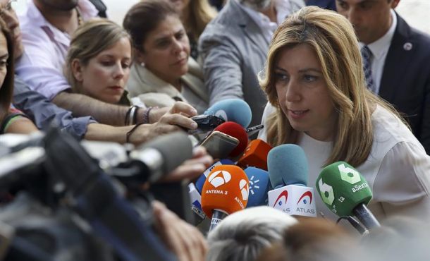 la-presidenta-de-la-junta-de-andalucia-susana-diaz-en-declaraciones-a-los-periodistas-antes-de-visitar-un-centro-de-mayores-hoy-en-sevilla-donde-se-ha-preguntado-hoy-a-que-espera-ya-efe