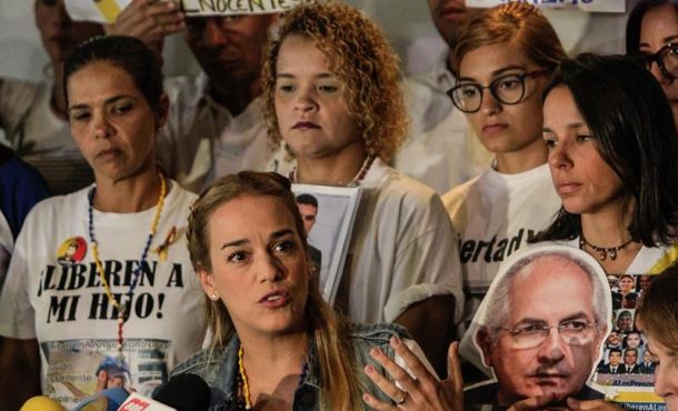 lilian-tintori-c-esposa-del-lider-opositor-encarcelado-leopoldo-lopez-ofrece-una-rueda-de-prensa-con-familiares-de-otros-reclusos-por-causas-politicas-hoy-efe