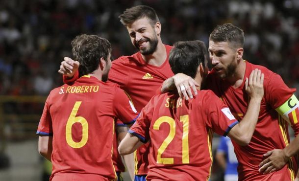Los jugadores de la selección española celebran el segundo gol del combinado español, durante el partido correspondiente a la fase de clasificación para el Mundial de Rusia 2018... Efe