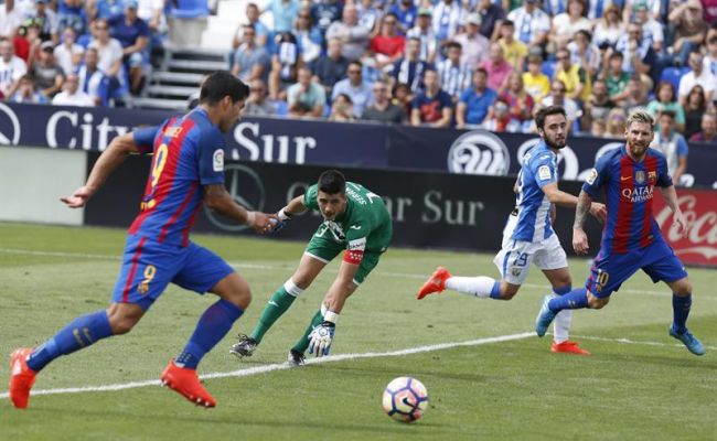 los-jugadores-del-fc-barcelona-luis-suareziz-y-lionel-messid-superan-al-guardameta-del-leganesjon-ander-serantes-durante-el-partido-de-la-liga-que-ambos-equipos-efe
