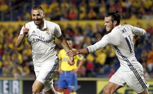 los-jugadores-del-real-madrid-el-frances-karim-benzema-i-y-el-gales-gareth-bale-celebran-el-segundo-gol-del-equipo-blanco-durante-el-encuentro-efe