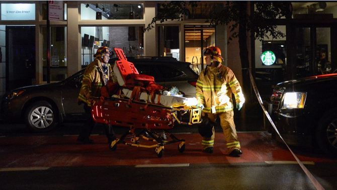 los-servicios-de-emergencia-y-bomberos-salvando-a-las-victimas-de-una-persona-muerta-y-15-heridas-en-una-explosion-en-un-piso-de-premia-de-mar-imagen-facilitada-por-tv3-lasvocesdelpueblo