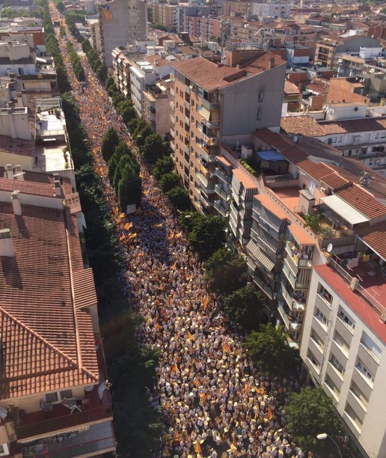 ANC y Ómnium movilizan a miles de separatistas en Cataluña para exigir la destrucción de España