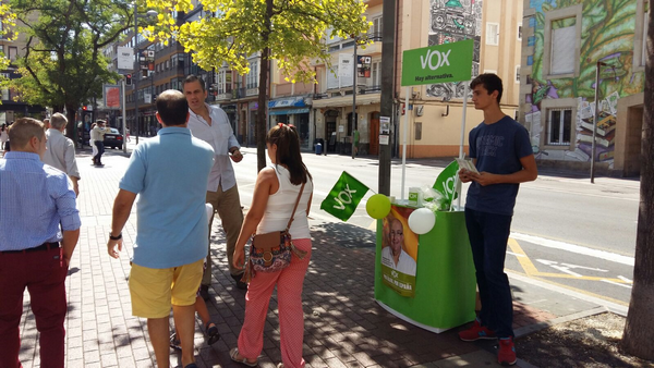 simpatizante-de-vox-repartiendo-la-propaganda-electoral-de-la-formacion-hoy-en-vitoria-lasvocesdelpueblo