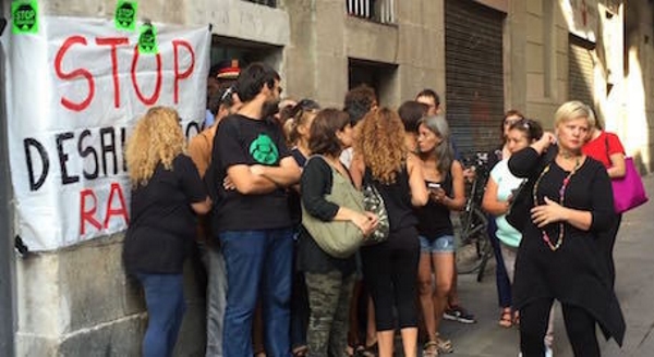 susana-ordonez-a-la-derecha-quien-trabaja-par-el-ayuntamiento-de-barcelona-como-mediadora-entre-los-desahuciados-y-los-propietarios-en-el-distrito-de-ciudad-vieja-lasvocesdelpueblo