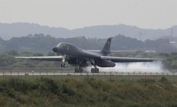 un-bombardero-lancer-a-b-1b-lancer-de-las-fuerzas-aereas-estadounidenses-aterriza-este-miercoles-en-la-base-aerea-de-osan-en-seul-corea-del-sur-efe