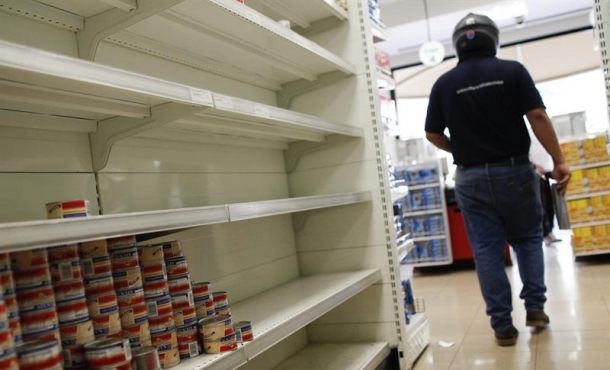 un-cliente-recorre-un-pasillo-con-estanterias-desabastecidas-en-un-supermercado-en-caracas-venezuela-efe