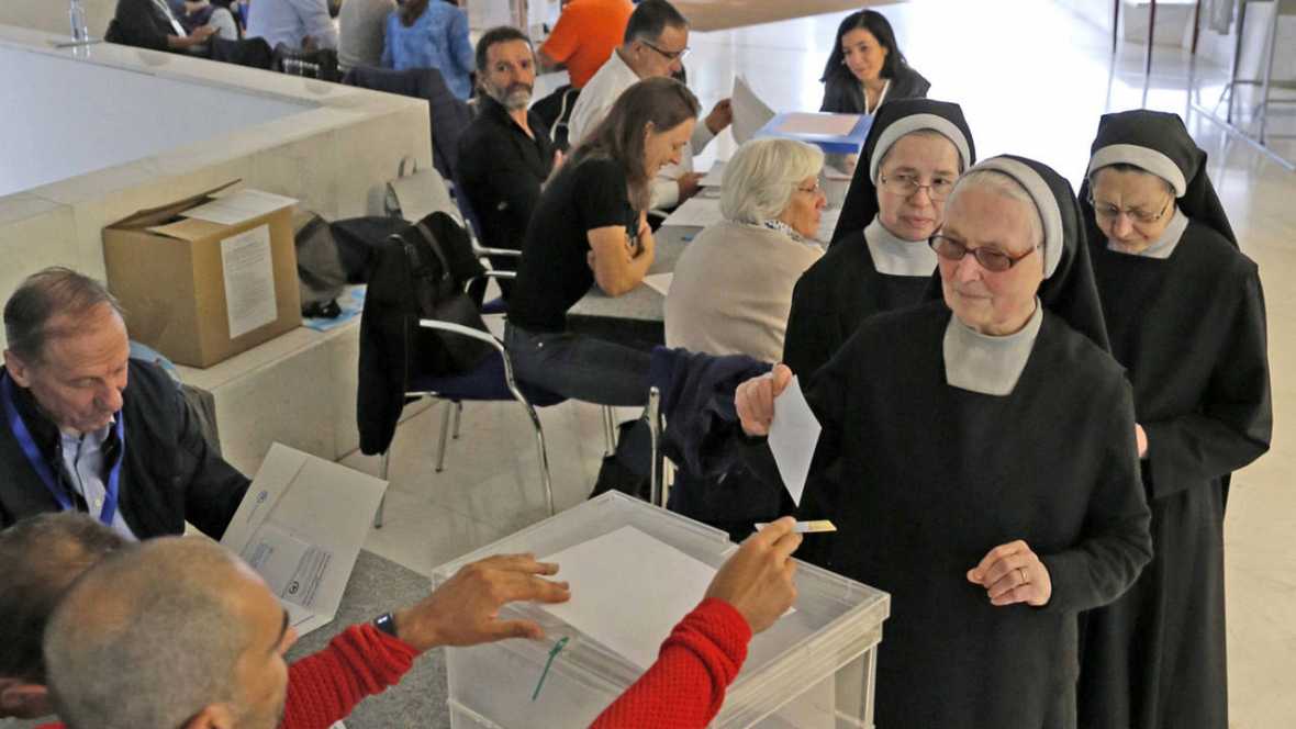 un-grupo-de-religiosas-vota-en-un-colegio-electoral-en-santiago-de-compostela-efe