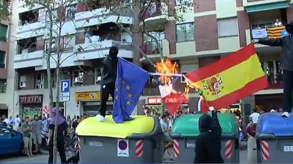 un-grupo-de-secesionistas-xenofobos-quemando-las-banderas-de-espana-y-de-francia-durante-la-celebracion-del-dia-secesionista-de-juntos-por-el-si-y-la-cup-lasvocesdelpueblo