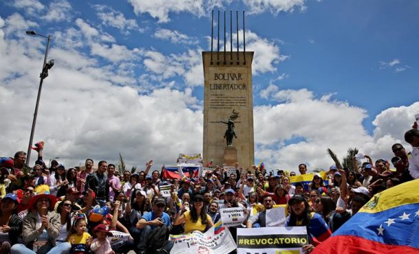 Un grupo de venezolanos residentes en Bogotá se congregan en el Monumento a los Héroes de Bogotá (Colombia) para exigir la revocatoria de Nicolás Maduro. EFE