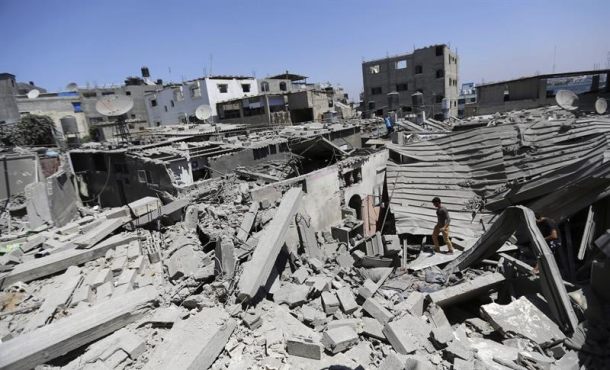un-hombre-palestino-camina-entre-los-escombros-de-una-vivienda-destruida-durante-un-ataque-aereo-israeli-en-el-campo-de-refugiados-palestinos-de-jabalia-archivo-efe