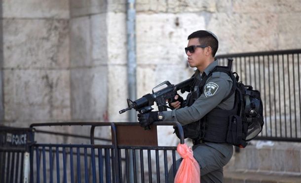un-policia-israeli-hace-guardia-en-la-puerta-de-damasco-en-el-centro-de-jerusalen-israel-archivo-efe