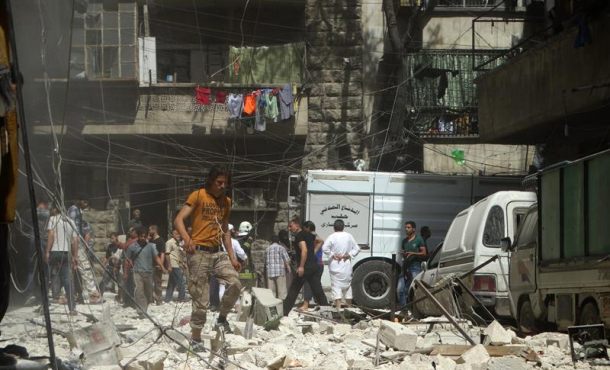 varias-personas-se-reunen-en-el-lugar-de-ataques-aereos-en-el-barrio-kalasa-de-alepo-siria-archivo-efe