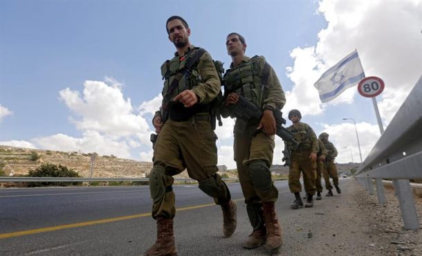 varios-miembros-del-ejercito-israeli-hacen-guardia-cerca-del-lugar-donde-se-ha-producido-una-tentativa-de-apunalamiento-por-un-joven-palestino-efe