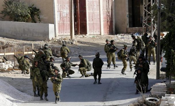 Varios soldados israelíes patrullan en un punto de control. Archivo Efe.