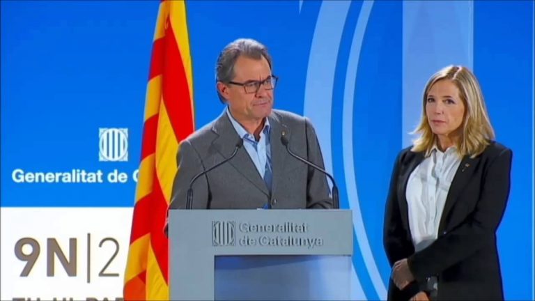 FOTOGRAFÍA. BARCELONA (ESPAÑA), 09.11.2014. TSJC rechaza amnistiar el golpe del 9N. El golpista Artur Mas (i) junto a su vicepresidenta Joana Ortega (d) aplaude el 'éxito total' de un golpe de Estado secesionista 9N con más de dos millones de votos gracias al PP de Mariano Rajoy Brey y Alicia Sánchez-Camacho. Lasvocesdelpueblo (Ñ Pueblo)