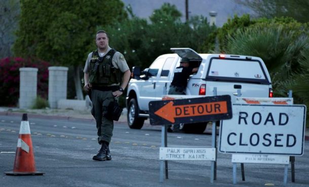 agentes-aseguran-el-area-en-el-que-murieron-baleados-dos-policias-del-departamento-de-policia-de-palm-springs-y-uno-mas-quedo-herido-este-8-de-octubre-de-2016-efe