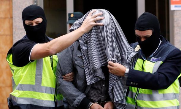 agentes-del-cuerpo-nacional-de-policia-trasladan-a-un-detenido-archivo-efe