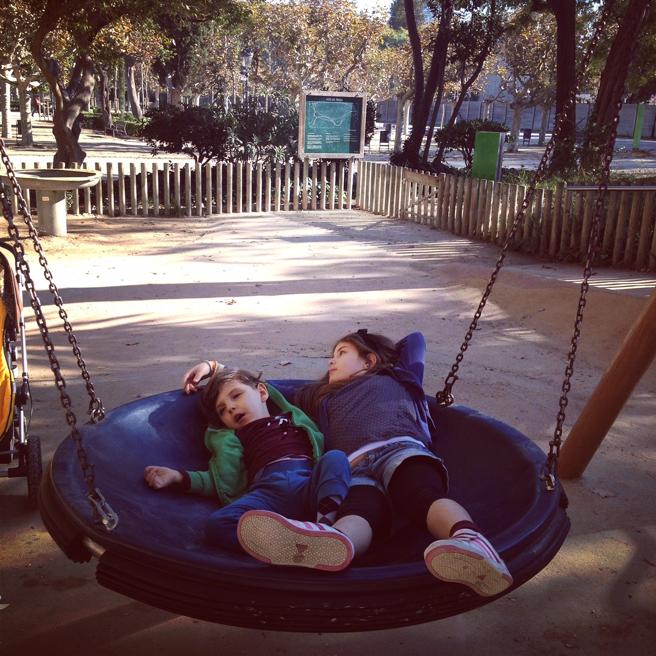 bruno-y-su-hermana-petra-en-el-columpio-en-forma-de-canasta-en-el-parque-de-la-ciutadella-en-una-imagen-facilitada-por-la-madre-marie-pierre-caire-lasvocesdelpueblo