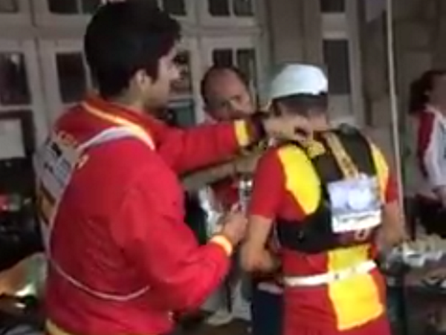 captura-pantalla-del-video-justo-cuando-se-detectan-que-este-individuo-de-pau-capell-escondia-un-simbolo-para-su-locura-en-su-mochila-lasvocesdelpueblo