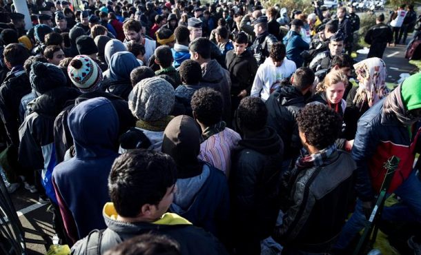 centenares-de-inmigrantes-esperan-para-acceder-al-centro-de-procesamiento-donde-tomaran-un-autobus-durante-el-segundo-dia-de-evacuacion-del-campamento-efe