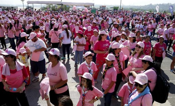 cientos-de-personas-vestidas-con-prendas-color-rosa-participan-de-un-evento-para-la-prevencion-del-cancer-de-mama-hoy-sabado-22-de-octubre-de-2016-en-asuncion-paraguay-efe