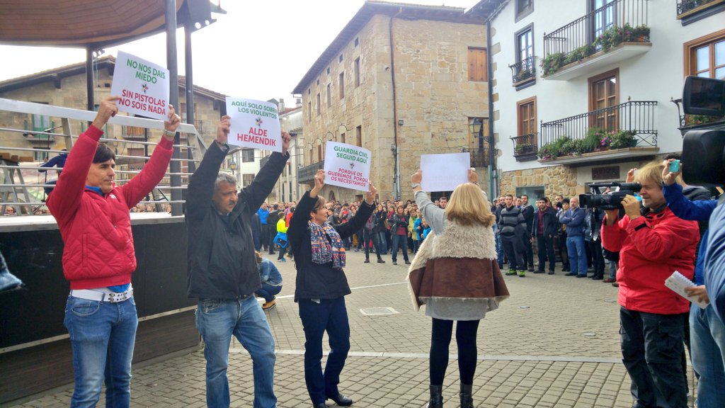 consuelo-ordonez-de-espalda-presidenta-del-colectivo-covite-junto-con-cuatro-victimas-del-terrorismo-han-defendido-hoy-con-pancartas-la-presencia-de-la-guardia-civil-lasvocesdelpueblo