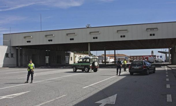 control-de-la-guardia-nacional-republicana-de-portugal-gnr-en-el-puesto-fronterizo-de-vilar-formoso-portugal-y-fuentes-de-onoro-salamanca-efe