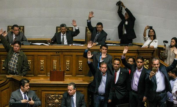 diputados-opositores-votan-hoy-martes-25-de-octubre-de-2016-en-caracas-venezuela-la-asamblea-nacional-an-parlamento-venezolana-aprobo-hoy-iniciar-un-proceso-efe