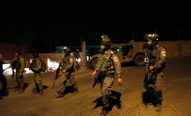 ejercito-israeli-hacen-guardia-cerca-de-donde-un-hombre-palestino-fue-abatido-tras-atropellar-con-un-coche-a-varios-policias-en-cisjordania-norte-de-hebron-efe
