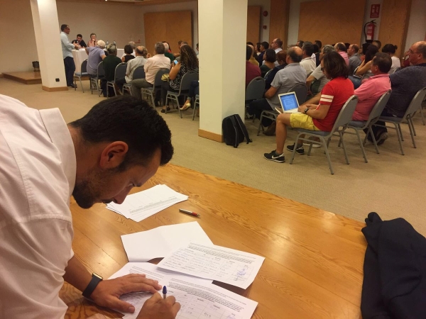 el-alcalde-de-ibiz-del-psoe-en-ibiza-rafael-ruiz-aplasmando-su-firma-en-el-documento-de-las-65-mil-firmas-de-las-bases-del-psoe-este-sabado-durante-un-acto-socialista-lasvocesdelpueblo