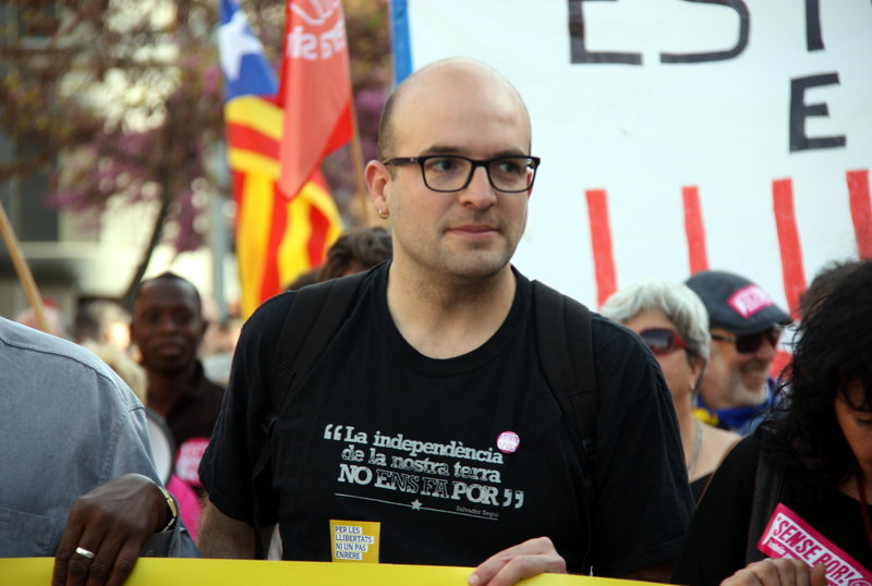 Plal mig del regidor de Capgirem Vic Joan Coma en la manifestació del 16 d'abril del 2016. (hortizontal)