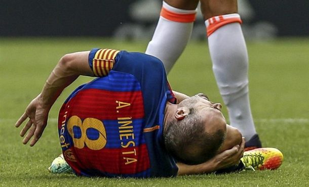 el-centrocampista-del-fc-barcelona-andres-iniesta-se-duele-de-la-entrada-del-jugador-del-valencia-enzo-perez-que-le-ha-provocado-una-lesion-de-rodilla-por-la-que-ha-tenido-efe