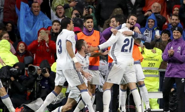 el-delantero-del-real-madrid-morata-21-es-felicitado-por-sus-companeros-tras-marcar-el-segundo-gol-ante-el-athletic-de-bilbao-durante-el-partido-de-la-novena-efe