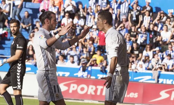 el-delantero-portugues-del-real-madrid-cristiano-ronaldo-d-celebra-con-su-companero-gareth-bale-i-su-primer-tanto-marcado-ante-el-alaves-durante-efe