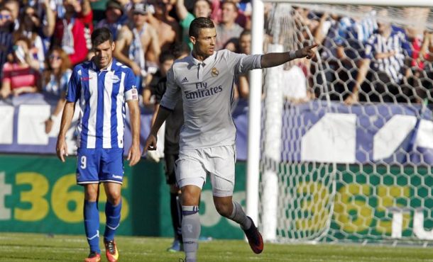 el-delantero-portugues-del-real-madrid-cristiano-ronaldo-d-y-el-centrocampista-del-alaves-manu-garcia-i-durante-el-partido-de-la-decima-jornada-de-liga-efe