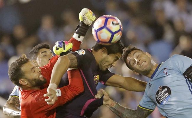 el-delantero-uruguayo-del-fc-barcelona-luis-suarez-c-cabecea-un-balon-entre-hugo-mallo-d-y-el-portero-sergio-alvarez-ambos-del-celta-efe